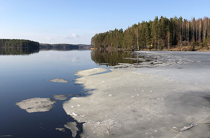 Maisema Liisa Rautialan juurilta Karkusta.