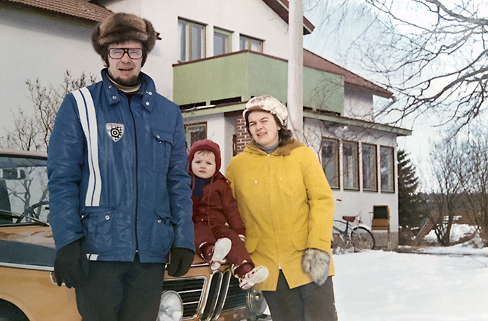 Liisa vanhempiensa Juhanin ja Mariannan kanssa Väinölän talon pihalla.